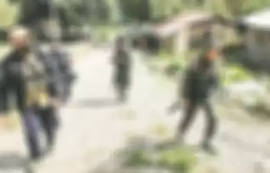 SUSURI WILAYAH: Aparat keamanan berjaga di Distrik Beoga, Kabupaten Puncak, Papua. 