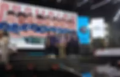 EVOS Legends saat menerima piala MPL ID Season 7.