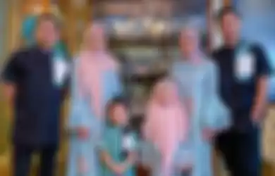 Dalam Ramadhan 2020, Aurel Hermansyah memakai hijab yang senada dengan Ashanty. Mereka memakai dress brokat berwarna biru langit yang dipadukan dengan kerudung berwarna baby pink.  
