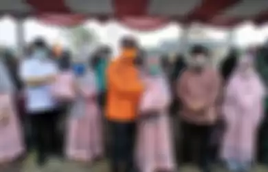 Kepala Badan Penanggulangan Bencana Daerah (BPBD) Jawa Barat Dani Ramdan (kemeja oranye) secara simbolis memberikan paket bantuan di Gema Ramadhan Jabar Juara, Rabu (5/4/2021) - Profil Dani Ramdan