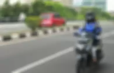 Silaturahmi saat lebaran naik motor, selalu safety riding.