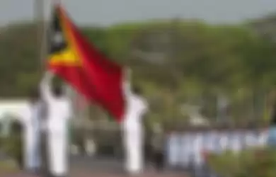 Pengibaran bendera Timor Leste saat perayaan Hari Kemerdekaan.