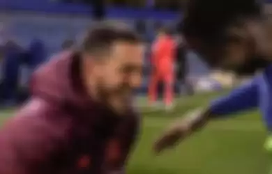 Eden Hazard tertangkap kamera tengah tertawa-tawa dengan pemain Chelsea seusai timnya dikalahkan 0-2 di laga semifinal Liga Champions.