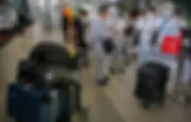 Sejumlah warga negara asing (WNA) dengan menggunakan baju hazmat tiba di Bandara Internasional Soekarno Hatta, Tangerang, Banten, Sabtu (2/1/2021). WNA China masuk Indonesia untuk kerja di proyek ini.