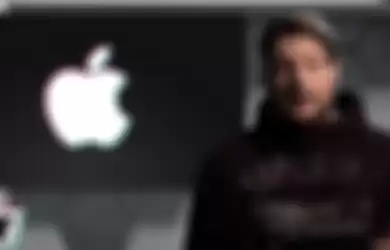 Leaker & YouTuber Jon Prosser saat menjelaskan rumor terkait warna MacBook Air terbaru yang mirip iMac M1 di video terbaru kanal YouTube Front Page Tech