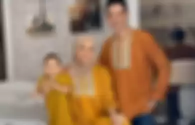 Citra Kirana pakai outfit kembaran bersama keluarga kecilnya