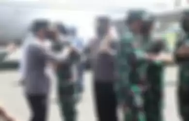 Panglima TNI Marsekal Hadi Tjahjanto dan Kapolri Jenderal Listyo Sigit Prabowo, tiba di Bandara Moses Kilangin Timika, Kabupaten Mimika, Papua, Jumat (7/5/2021) 