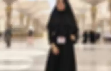 Foto Aulia DA pakai hijab bikin adem saat bergaya di Tanah Suci Mekkah. Pedangdut kondang yang berani tolak cinta Nassar.