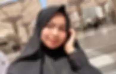 Foto Aulia DA pakai hijab bikin adem saat bergaya di Tanah Suci Mekkah. Pedangdut manis asal Pontianak ini berani tolak cinta Nassar.
