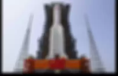 Roket China Long March 5B yang meluncur tak terkendali dan terbakar di atmosfer