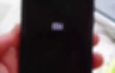 Tangkapan layar video yang menampilkan layar dengan logo Mi dan keterangan dukungan HarmonyOS di smartphone Xiaomi.