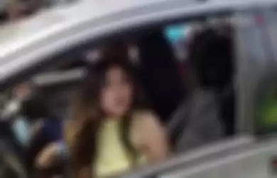 Viral video seorang wanita mengamuk dan emosi kepada petugas Dinas Perhubungan (Dishub) di pos penyekatan simpang Jalan Lingkar Selatan Cilegon, Jawa Barat. 