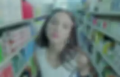 Olivia Rodrigo tampil dengan gaya rambut ala tahun 90-an di music video 