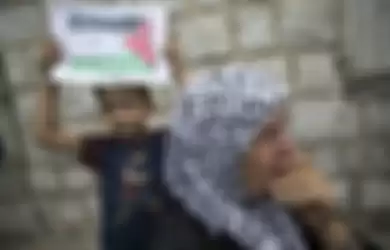 Seorang anak berunjuk rasa terkait Palestina di Tel Aviv, Israel. Kurikulum Israel, murid diajari bahwa perang Arab-Israel pada tahun 1948, tahun Israel berdiri. 