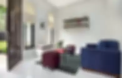 Furnitur sederhana dengan panduan warna aksen menyegarkan rumah minimlais ini.