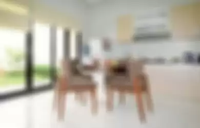 Ruang makan dan dapur lapang dengan furnitur seperlunya di rumah minimalis ini.