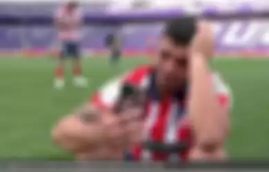 Striker Atletico Madrid, Luis Suarez, menangis usai juara Liga Spanyol 2020-2021.