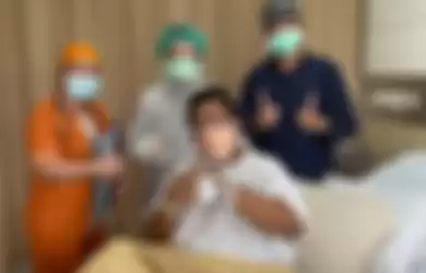 Hotman Paris mendadak mengunggah foto saat dirinya dikelilingi wanita berseragam rumah sakit (RS). 