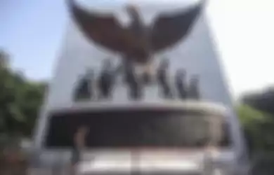 Petugas membersihkan area Monumen Pancasila Sakti di Lubang Buaya, Jakarta Timur, Rabu (30/9/2020). Makna dan arti 5 lambang Pancasila yang menjadi dasar negara Indonesia.