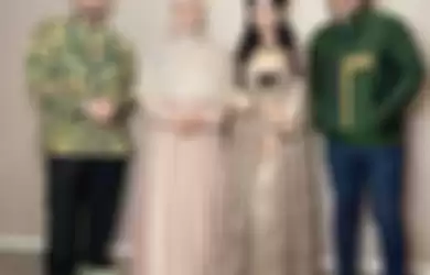 Foto Iis Dahlia bersama Pasha Ungu. Iis Dahlia mengunggah foto dirinya dengan rambut baru. Sontak, Soimah ikut berkomentar. 