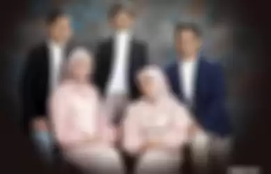 Foto keluarga Lesti Kejora. Foto prewed Rizky Billar mengenakan baju adat Minangkabau bersama Lesti Kejora telah membuat gempar media sosial. 