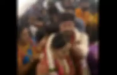 Potongan video viral pasangan di India menikah di dalam pesawat