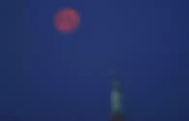 Foto menakjubkan menunjukkan Super Blood Moon raksasa bersinar di atas Kota New York Amerika Serikat.