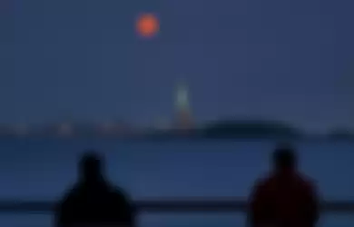 Foto menakjubkan menunjukkan Super Blood Moon raksasa bersinar di atas Kota New York Amerika Serikat.