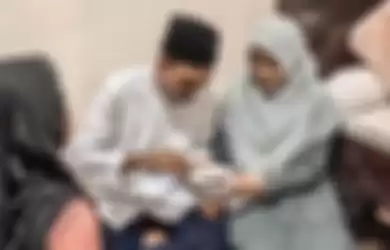 Ustaz Abdul Somad makin rajin membagikan foto kemesraannya dengan sang istri, Fatimah Az Zahra. Tangan UAS ke istri jadi sorotan.