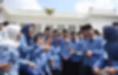 Presiden Joko Widodo (tengah) berfoto bersama anggota Korps Pegawai Republik Indonesia (Korpri) usai membuka Rakernas Korpri 2019 di Istana Merdeka, Jakarta, Selasa (26/2/2019).
