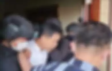 Kabar Munarman lumpuh karena dianiaya polisi di dalam penjara viral. Pengacara Munarman ungkap fakta sebenarnya. 