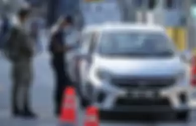 Polisi memeriksa pengendara mobil selama hari pertama Full Movement Control Order (MCO)  atau Lockdown Total di Kuala Lumpur, Malaysia, Selasa, 1 Juni 2021.