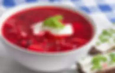 Borscht, semangkuk sup merah Rusia.
