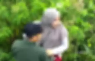 Video viral tunjukkan sejoli bercumbu di tengah kebun teh saat siang bolong.