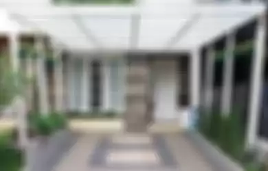 Mengolah entrance di rumah tropis modern minimalis. 