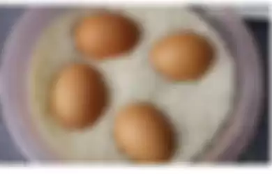 Coba-coba simpan telur di atas beras, ibu rumah tangga ini temukan hal mengejutkan