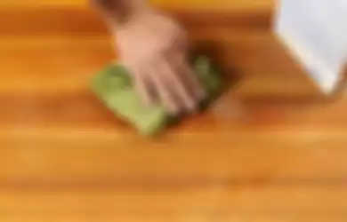 Ilustrasi merawat lantai kayu dengan membersihkannya.
