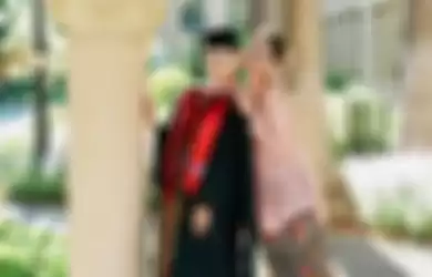 Foto momen Maudy Ayunda lulus kuliah S2 di Stanford University, bergaya bersama sang adik. 