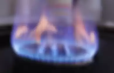 Api menyala dari sebuah kompor gas.