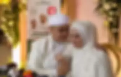 Ameer Azzikra bersama istri, saat ditemui Grid.ID di Masjid Azzikra Sentul, Bogor, Jawa Barat, Kamis (10/6/2021).