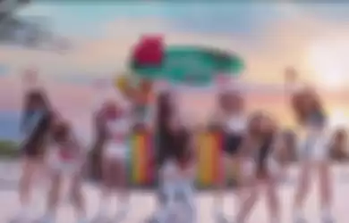 Twice di Video Musik 'Alcohol-Free'. Grup K-pop tersebut berencana merilis single full berbahasa Inggris pada September mendatang.