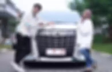 Pose Rizky Billar dan Lesty Kejora di depan Toyota Alphard berpelat nomor L 35  LAR