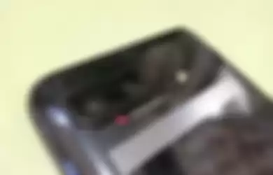 Tiga kamera ASUS ROG Phone 5 di bagian belakang.
