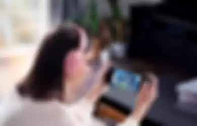 Ilustrasi wanita bermain game dengan menggunkan headset gaming Razer Opus X