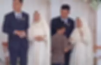 Pasangan pengantin bagi-bagi amplop kepada anak yatim.