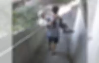 Seorang pemuda di Taiwan menggendong kakeknya menuruni bukit ke tempat vaksinasi
