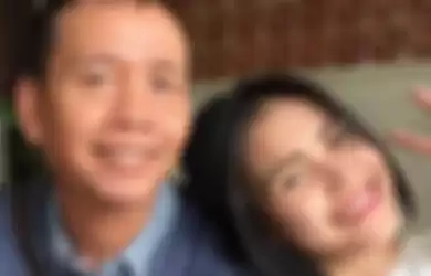 Cerita Ayah Rozak pikir-pikir ingin belikan Ayu Ting Ting jajanan kesukaan.