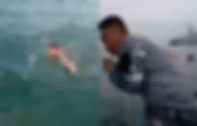 TNI AL saat menyelamatkan bocah laki-laki yang diduga korban jatuh dari kapal.