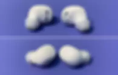 earbuds Oppo Enco buds dari sisi belakang (atas) dan depan (bawah)