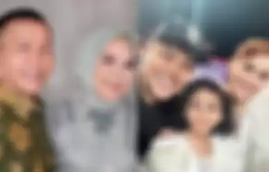 Kedua orang tua Ayu Ting Ting, Abdul Rozak alias Ayah Rozak dan Umi Kalsum minta jaminan bila Ivan Gunawan hendak boyong sang biduan ke London.